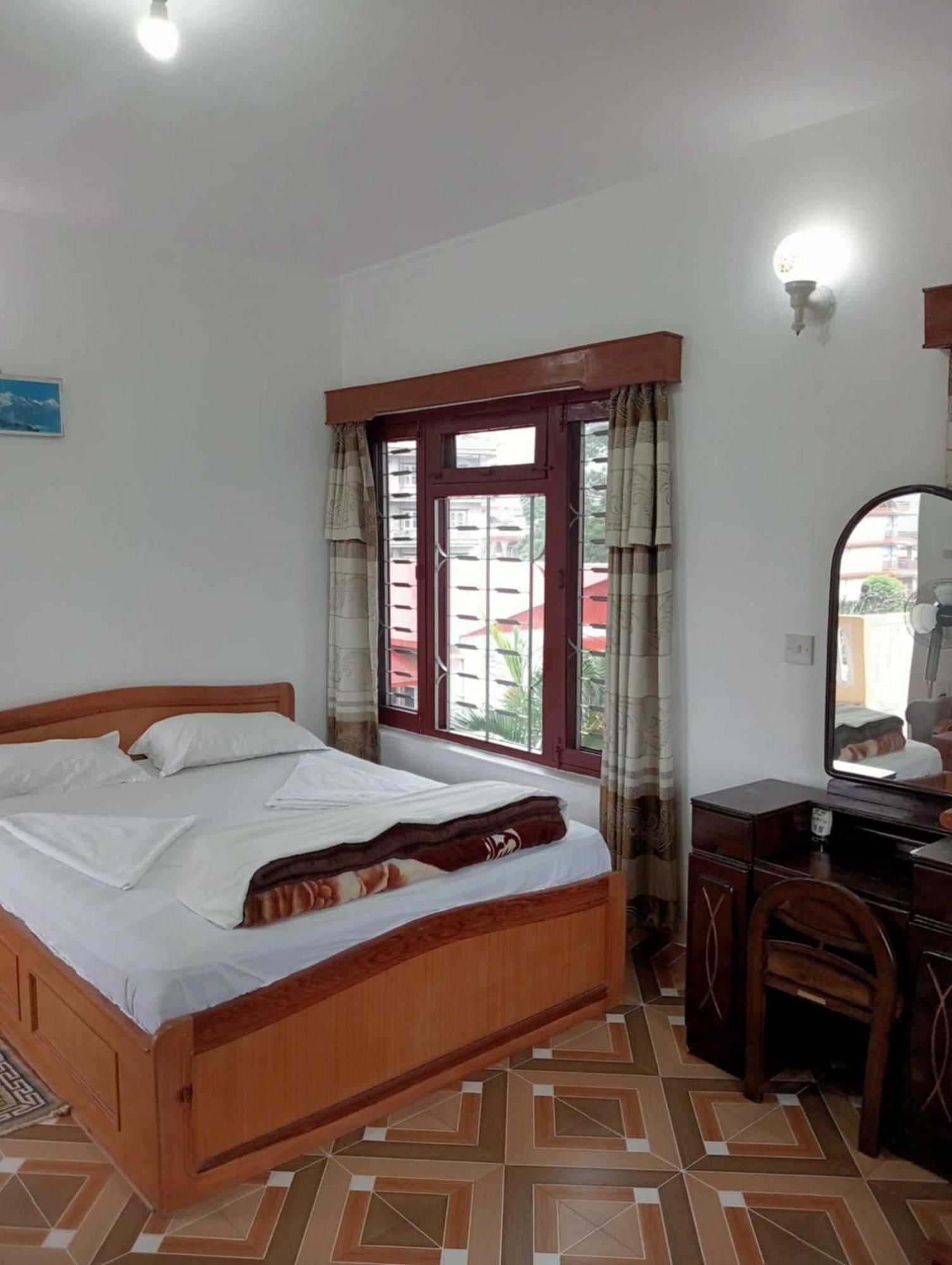 New Summit Guest House Pokhara Esterno foto