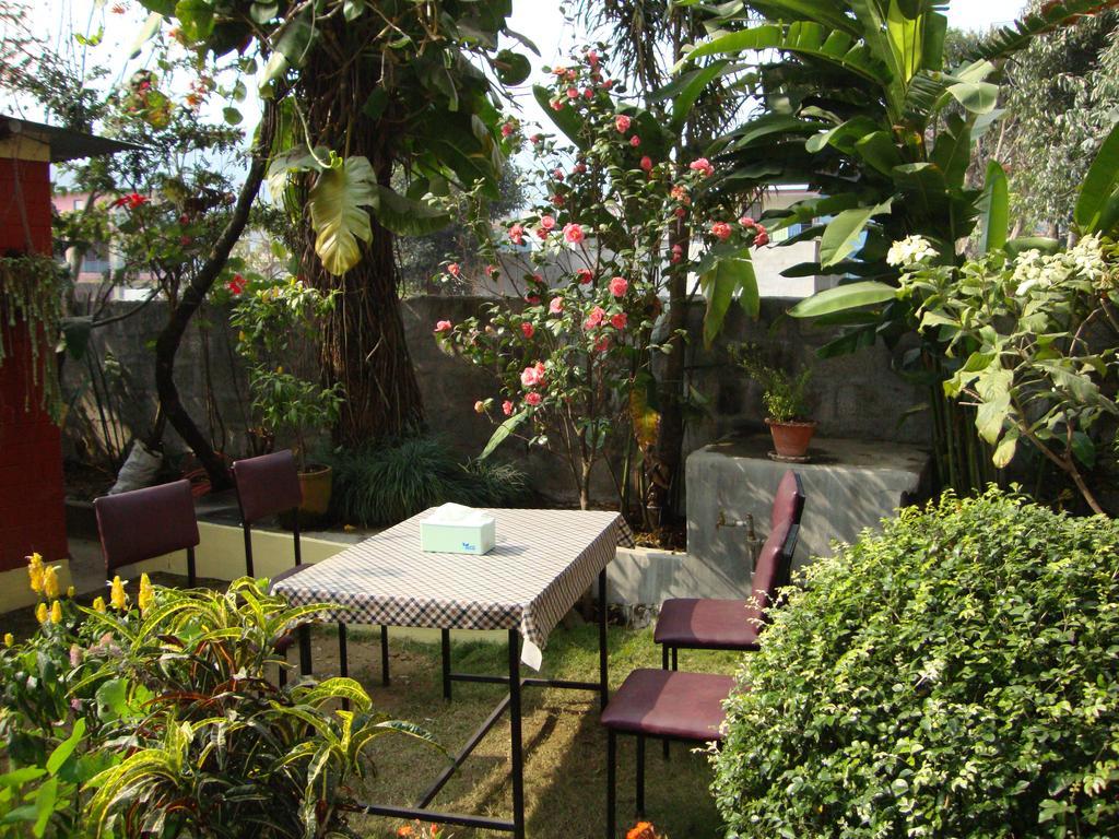 New Summit Guest House Pokhara Esterno foto