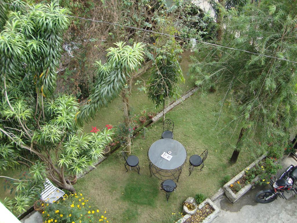 New Summit Guest House Pokhara Esterno foto