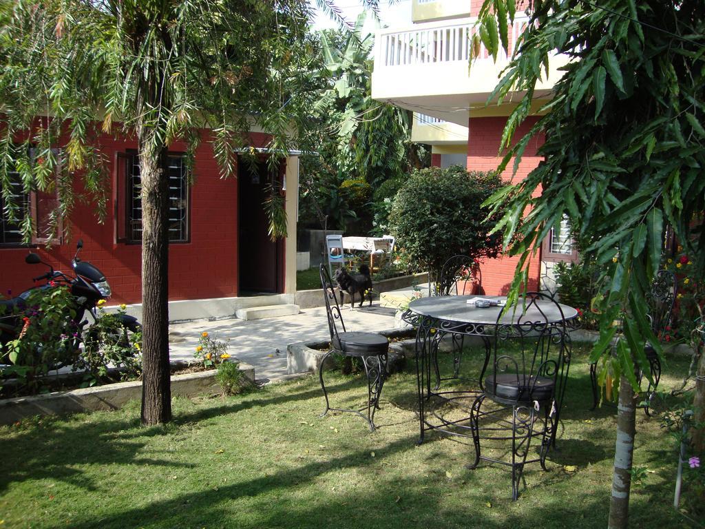 New Summit Guest House Pokhara Esterno foto