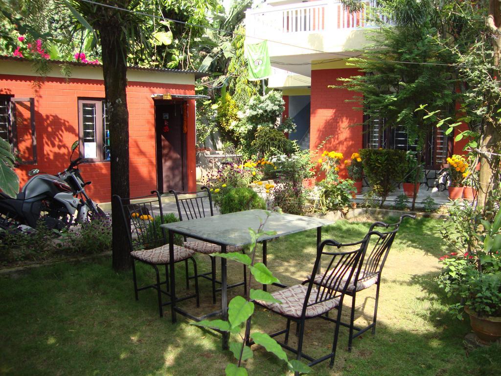 New Summit Guest House Pokhara Esterno foto